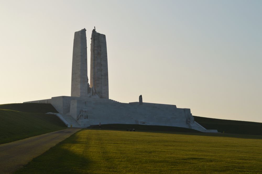 une vue de trois quarts du mémorial canadien de Vimy