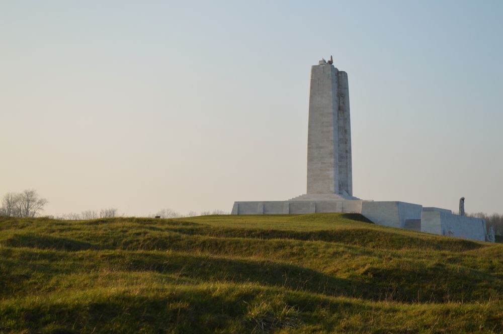 une vue de côté du mémorial canadien de Vimy