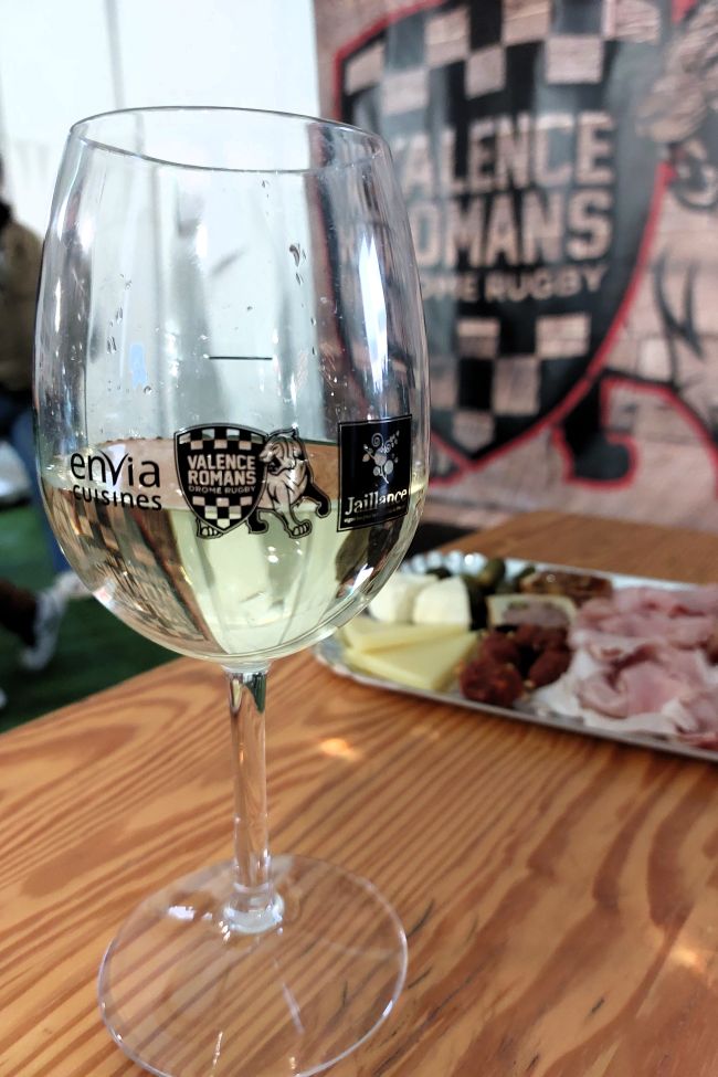 un verre de vin et une planche de charcuterie