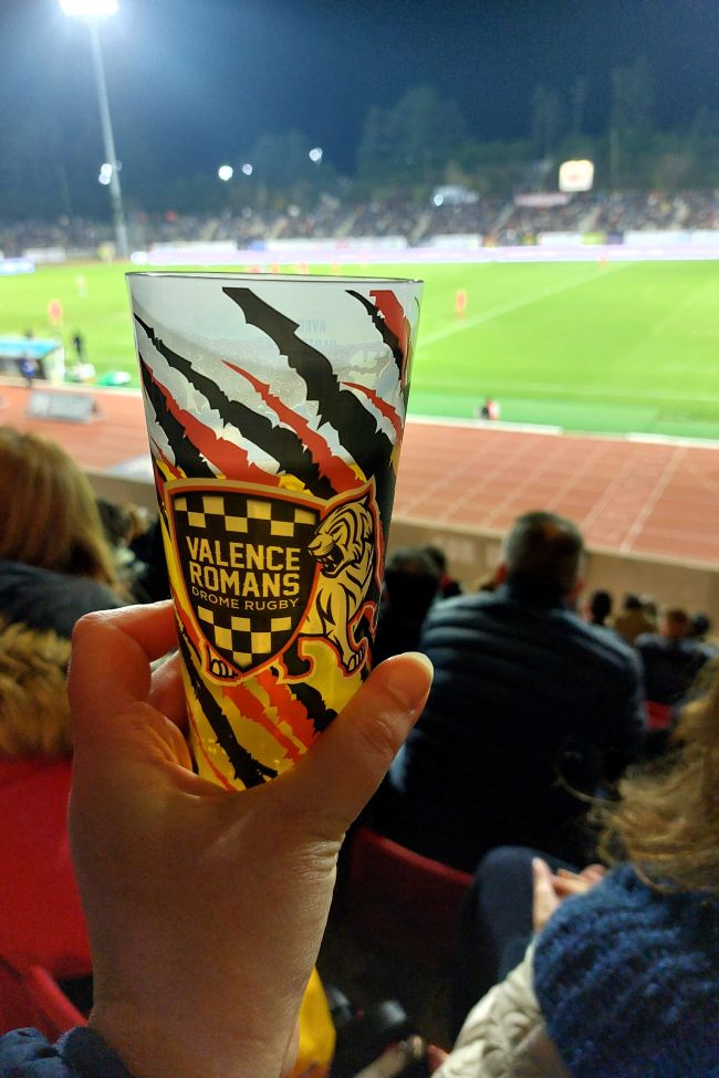 un verre au logo du VRDR avec le terrain en arrière plan