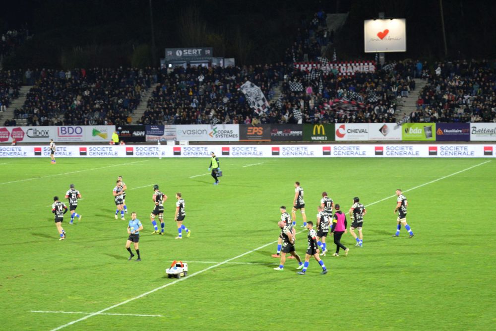 joueurs sur le terrain pendant un match de rugby