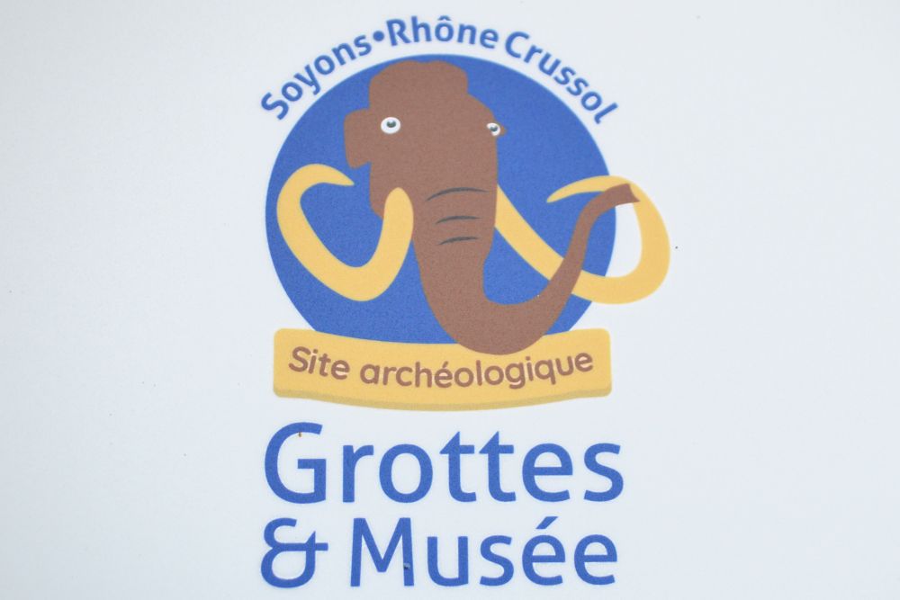 le logo du site archéologique de Soyons Grottes et Musée, qui représente une tête de mammouth