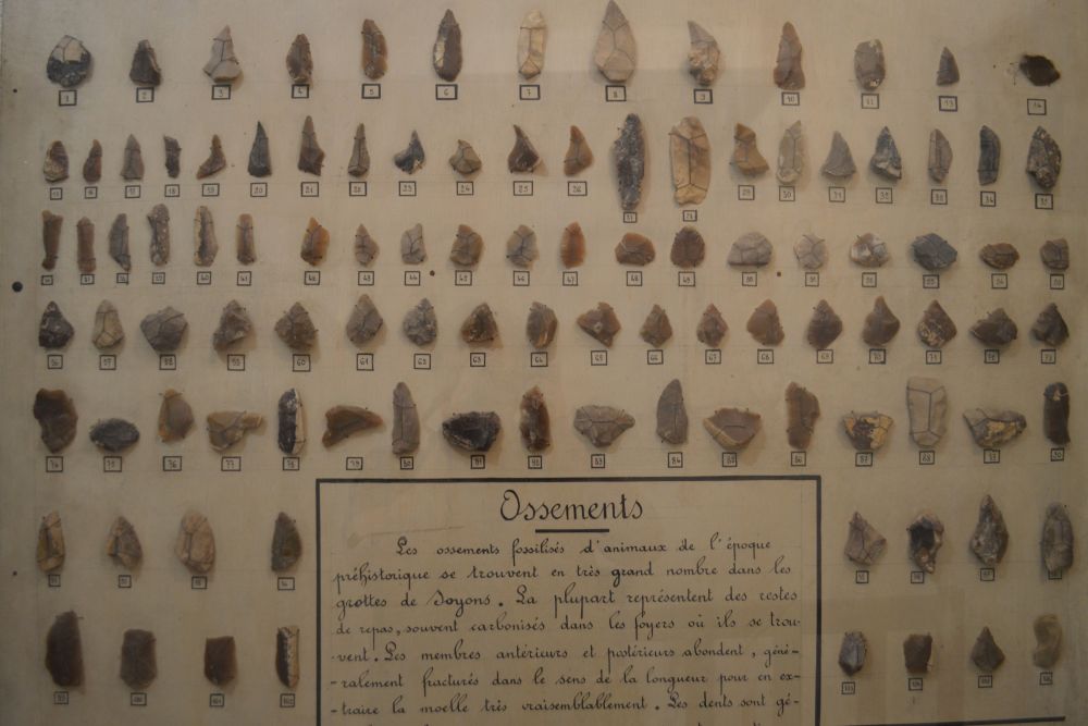 tableau présentant des silex taillés