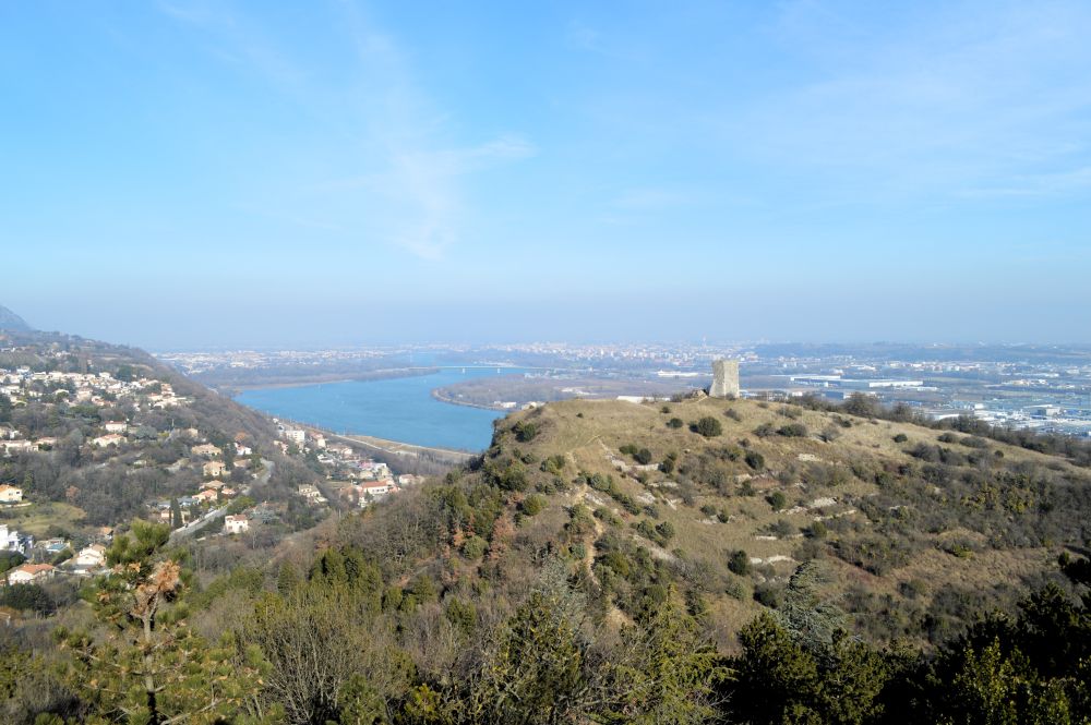 vue sur la Tour Penchée de Soyons en Ardèche, et le plateau de Malpas
