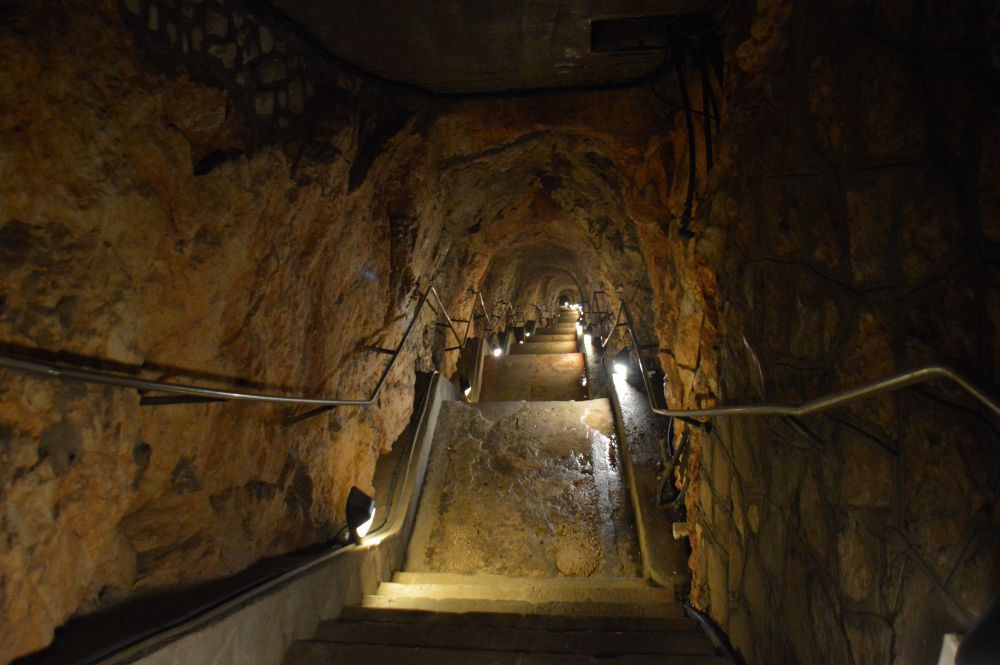 un escalier en tunnel descend sous terre