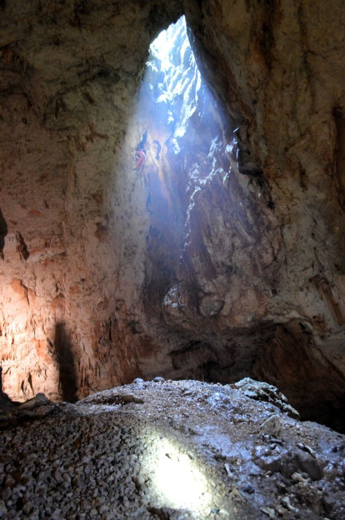 depuis l'intérieur de la grotte, la lumière extérieure se diffuse par l'entrée naturelle