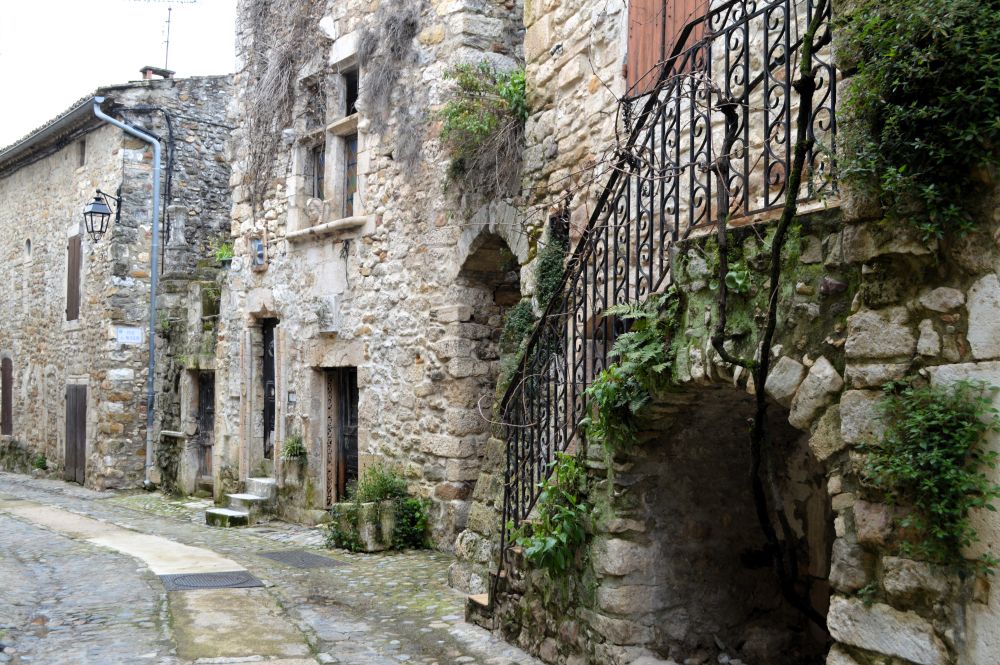 ruelle de village bordée de maisons en pierres