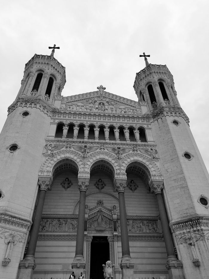 façade de la basilique Notre Dame de Fourvière en noir et blanc