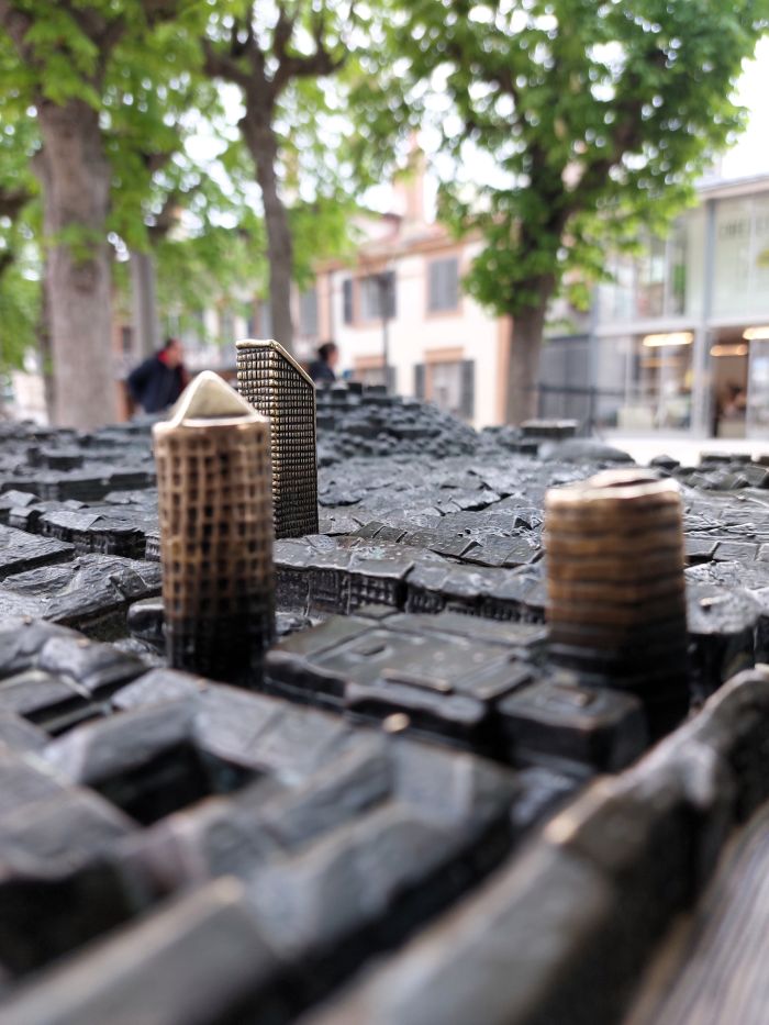 détails de la maquette en bronze de la ville de Lyon située à Fourvière