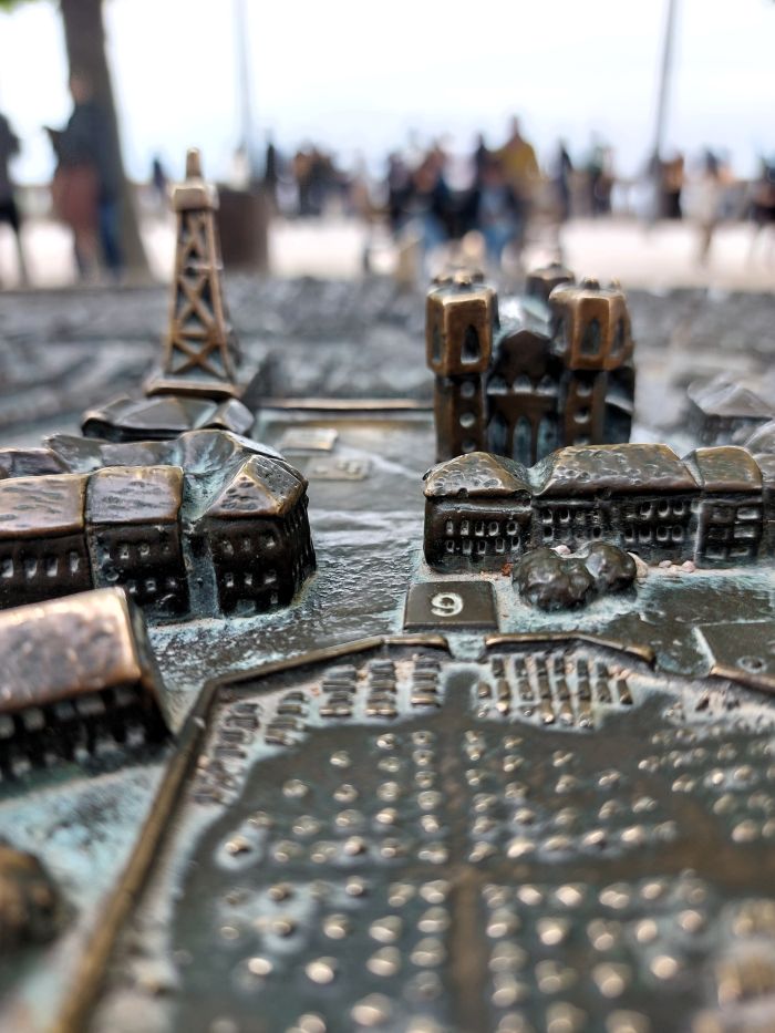 détails de la maquette en bronze de la ville de Lyon située à Fourvière