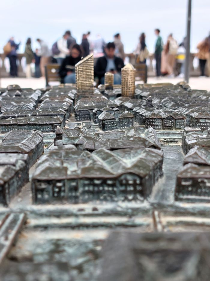 détails de la maquette en bronze de la ville de Lyon située à Fourvière