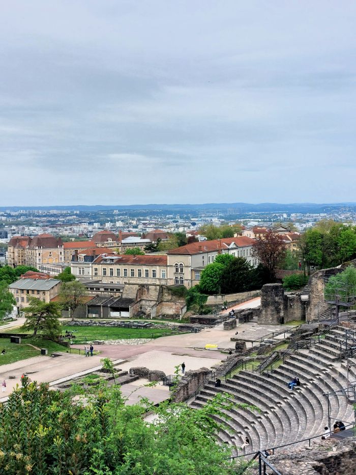 vue sur les théâtres gallo romains de Lyon depuis le musée