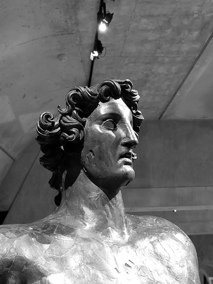 statue métallique d'un dieu romain