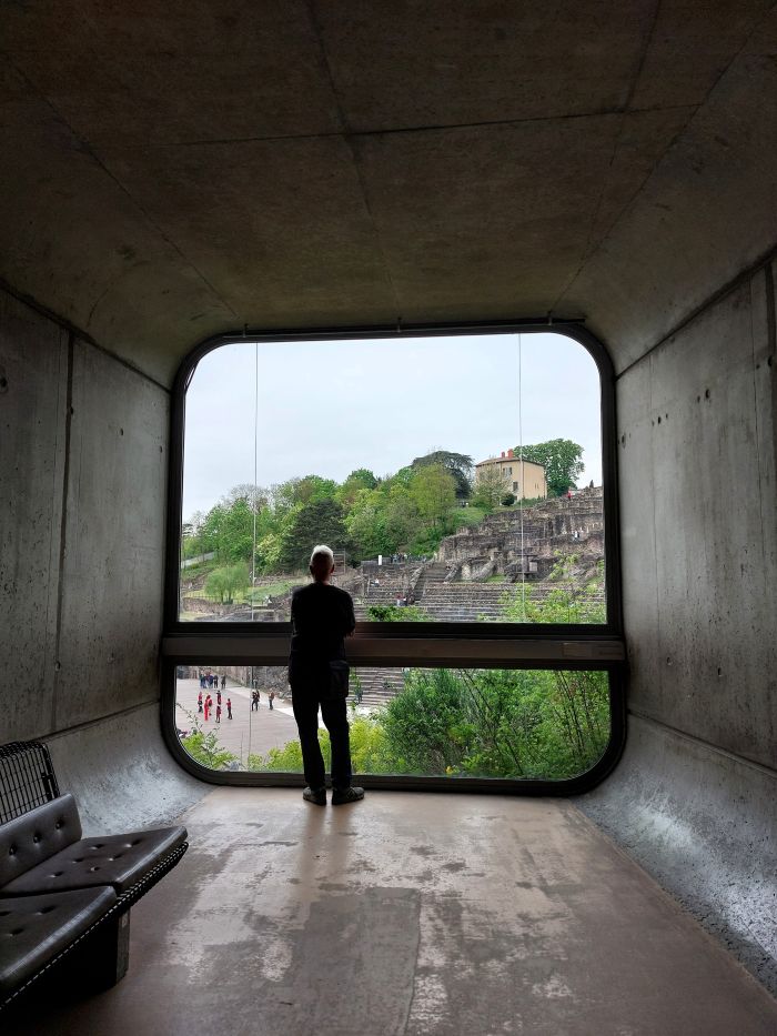 par la fenêtre du musée gallo romain de Lyon, apercevoir les gradins du théâtre