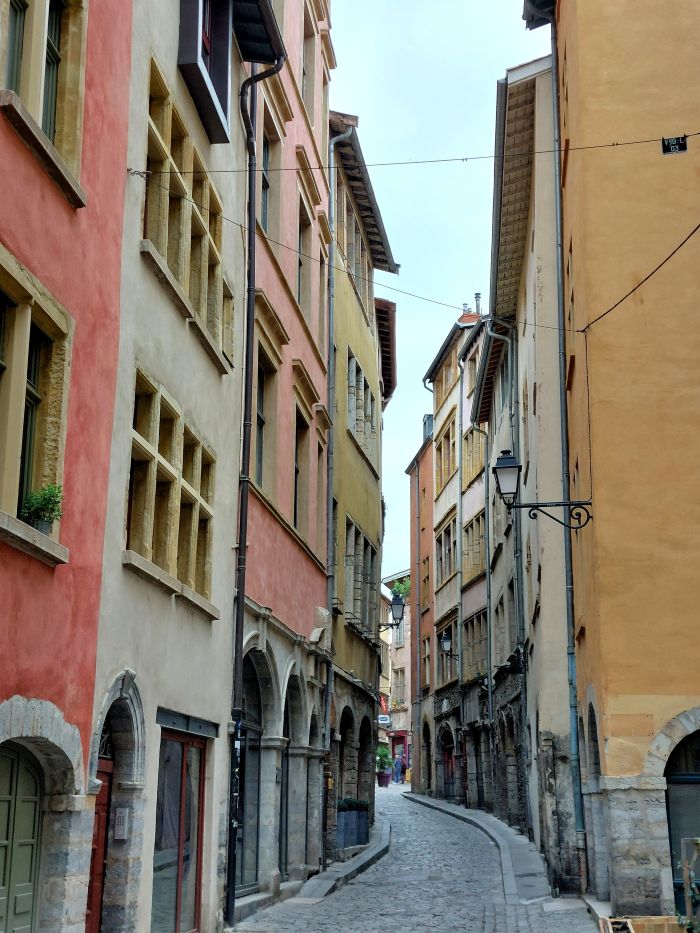 une ruelle médiévale bordée de hautes façades colorées