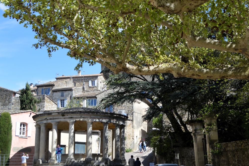 le lavoir rond de Grignant sous les grands platanes