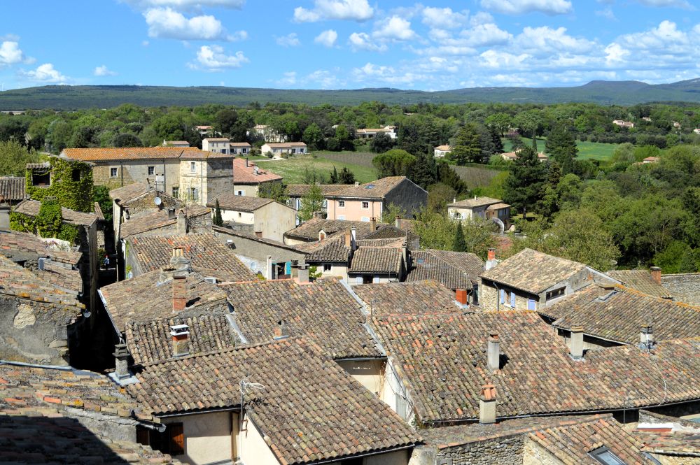les toits de tuile du village de Grignan