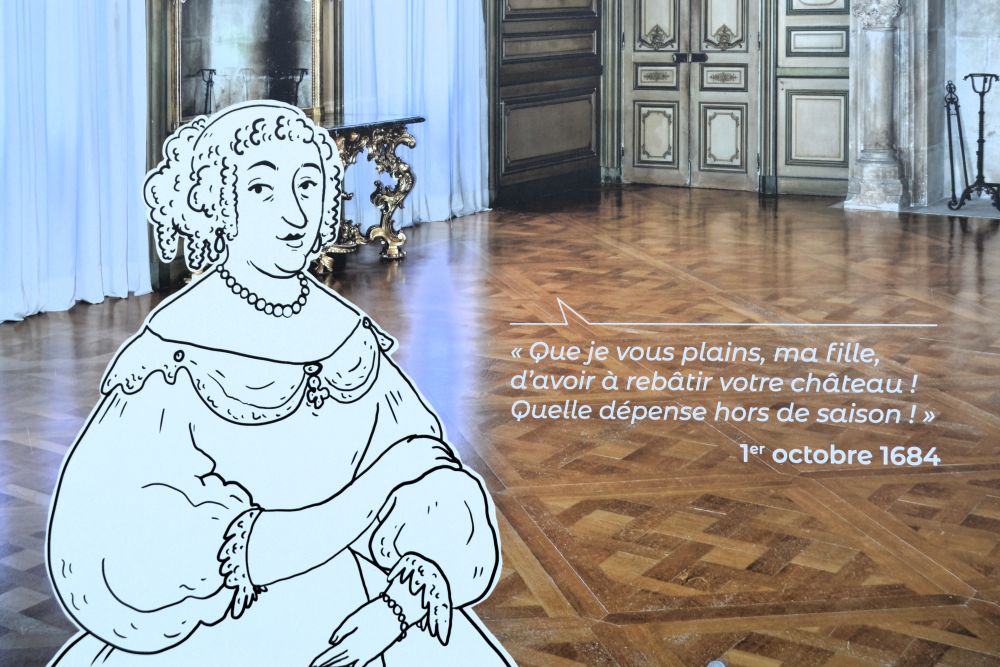 la marquise de Sévigné dans le château de Grignan dit "que je vous plains, ma fille, d'avoir à rebâtir votre château ! Quelle dépense hors de saison ! " avec la date 1er octobre 1684