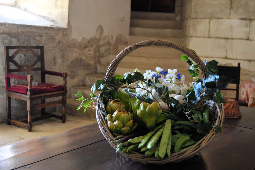 un panier de légumes printaniers sur une table en bois rustique
