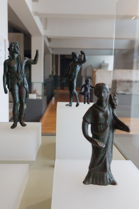 plusieurs statuettes en métal d'époque gallo-romaine