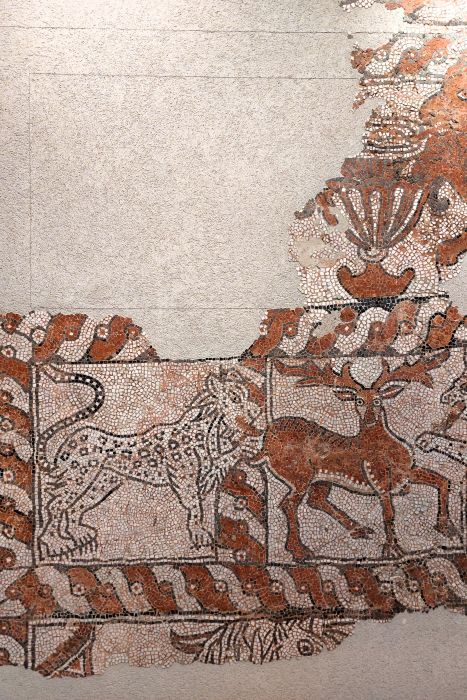 détail d'un mosaïque gallo romaine représentant un léopard chassant un cervidé
