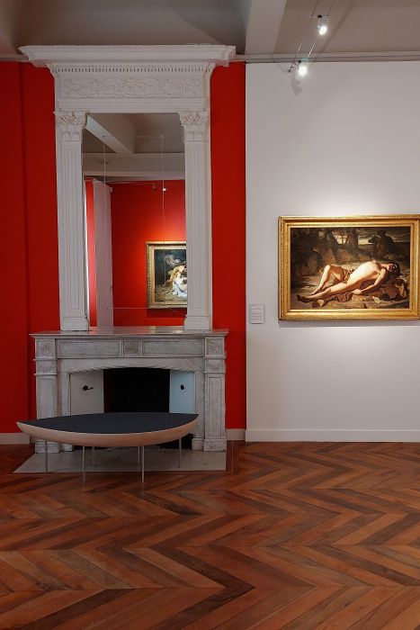 dans le cabinet rouge du musée de Valence, le miroir du trumeau au dessus de la cheminée reflète un tableau tandis qu'un autre est accroché sur le mur voisin