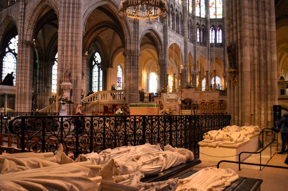 le chœur gothique de la basilique de Saint Denis et des gisants de la nécropole des Rois de France