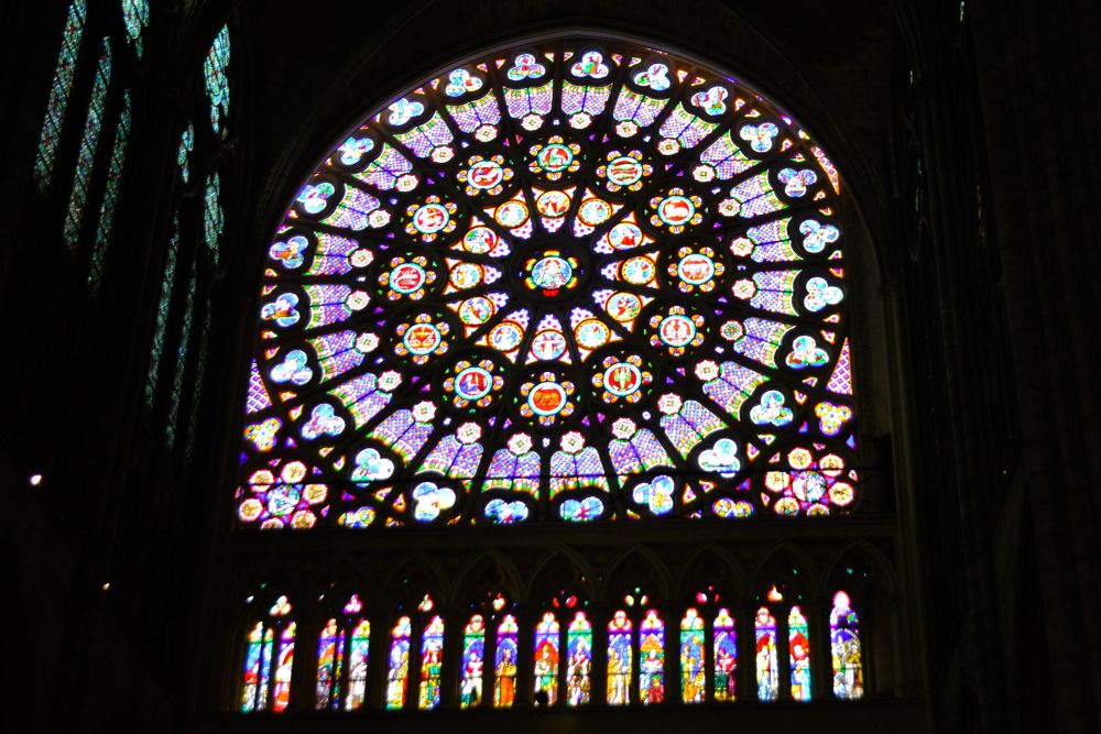 une rosace en vitrail dans une église gothique