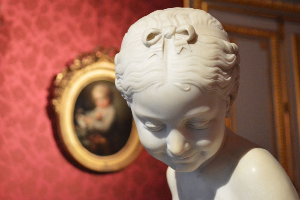 sculpture en marbre représentant la tête d'une fillette