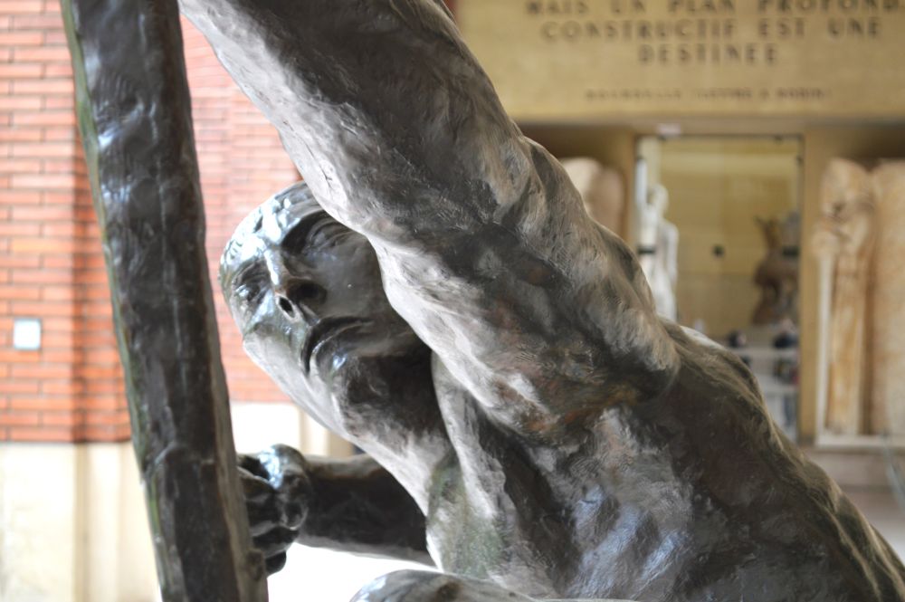 détail de la sculpture en bronze Héraklès archer du sculpteur Bourdelle