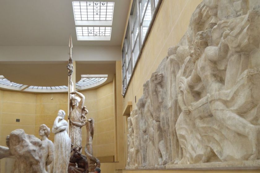 sculptures grandeur nature dans le hall des plâtres du musée Bourdelle à Paris