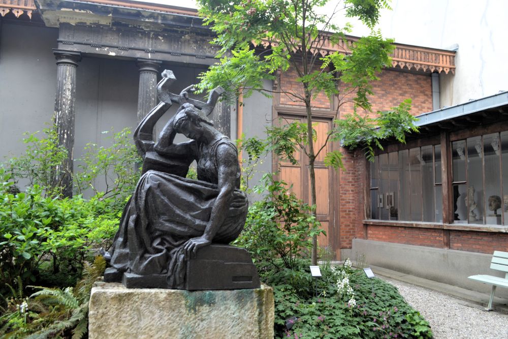 Sapho, sculpture en bronze par Bourdelle au centre d'une cour arborée