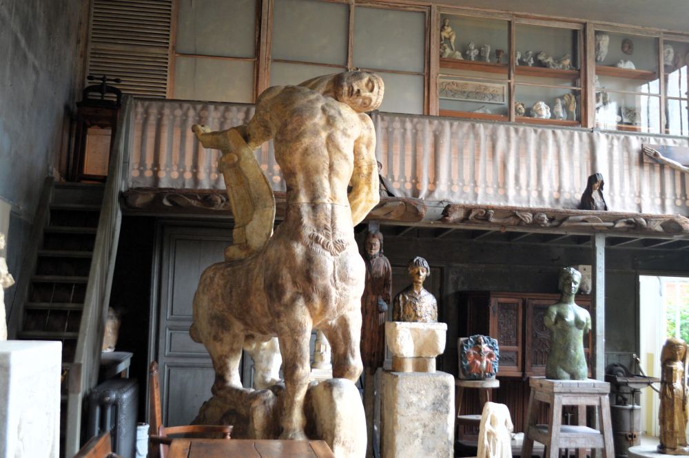 des ébauches de sculptures dont le centaure mourant dans l'atelier du sculpteur Antoine Bourdelle