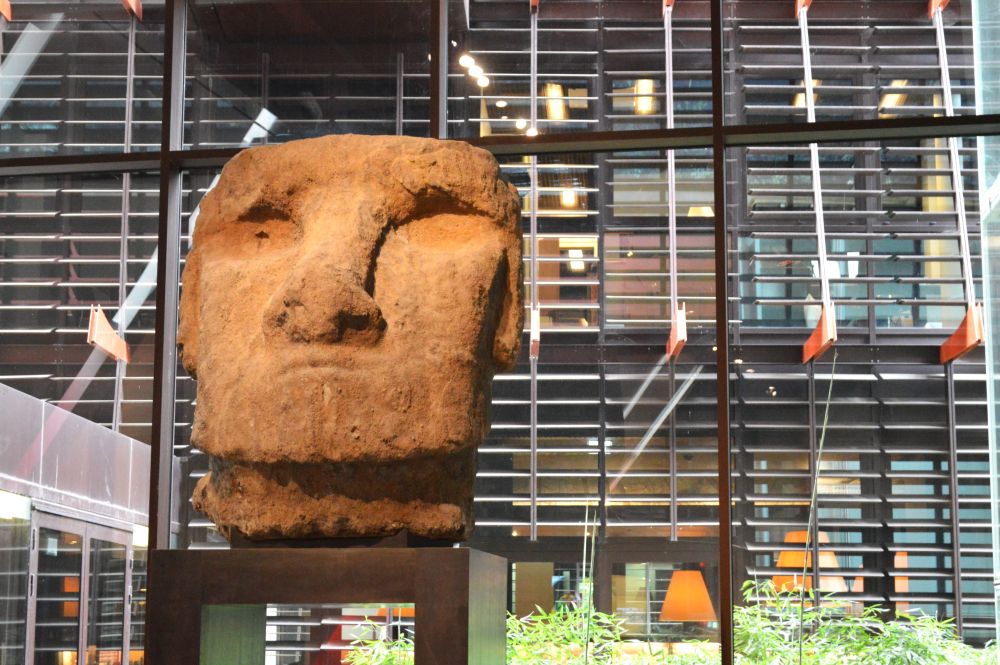 Tête sculptée d'un Moaï de l'île de Pâques exposée dans le hall du musée du Quai Branly