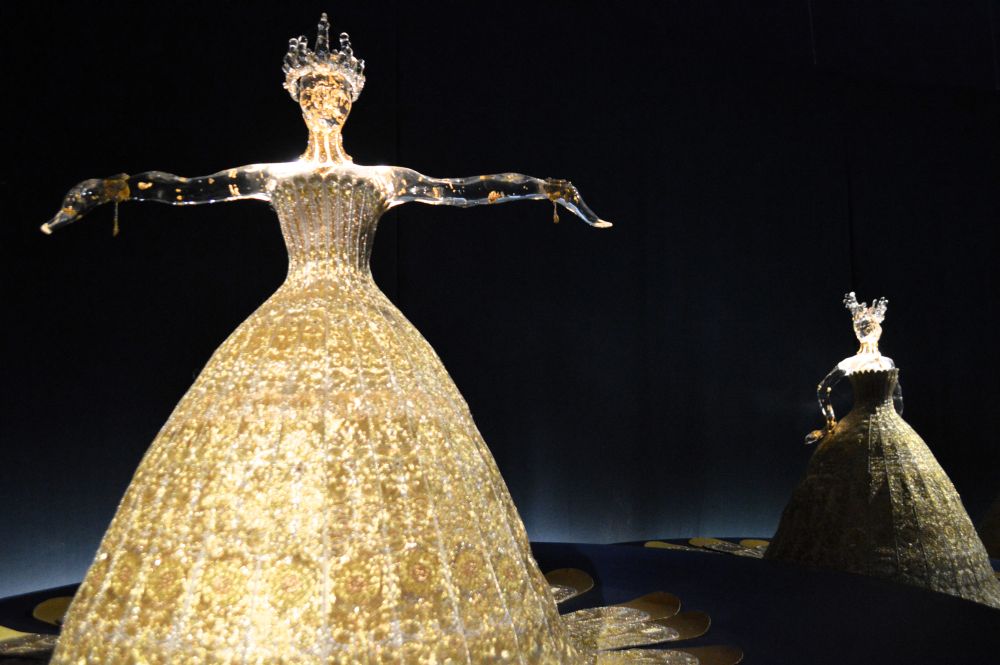 deux robes haute couture de la créatrice chinoise Guo Pei en broderies de fil d'or