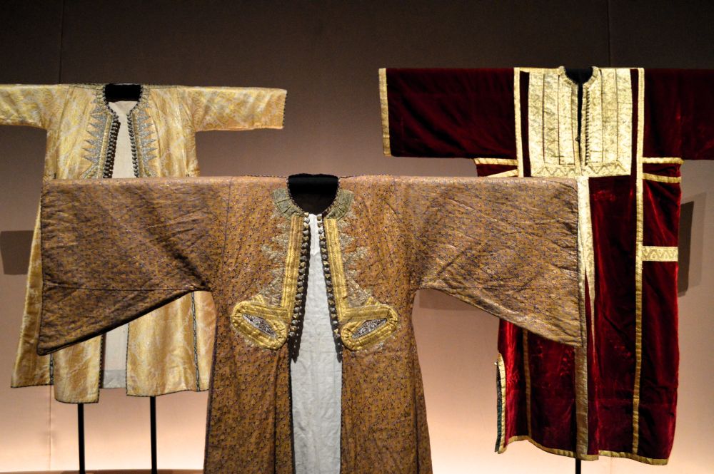 trois caftans bordées d'or