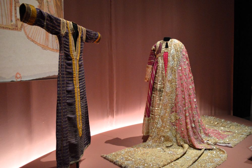 deux tenues de mariage brodées d'or