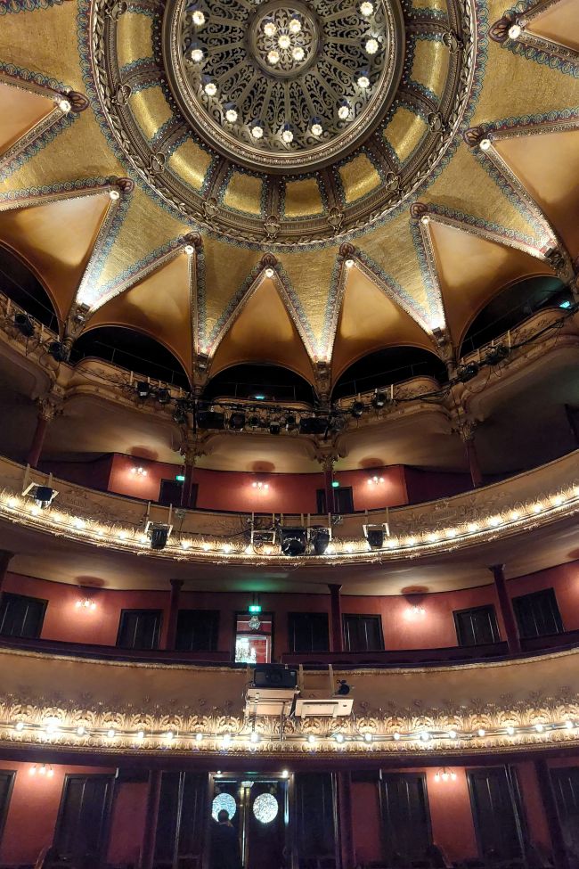 les balcons et le plafond du théâtre Antoine à Paris