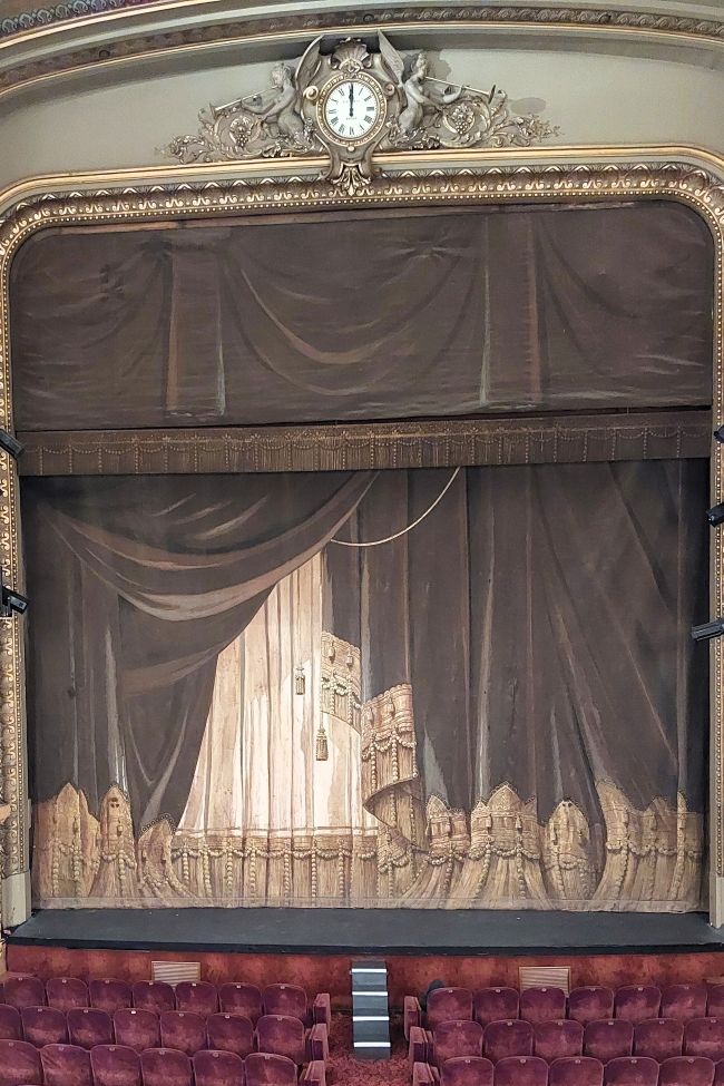 le rideau de scène du théâtre Antoine à Paris