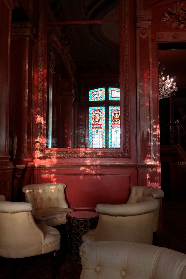 le bar du théâtre Antoine à Paris dans la lumière du coucher de soleil