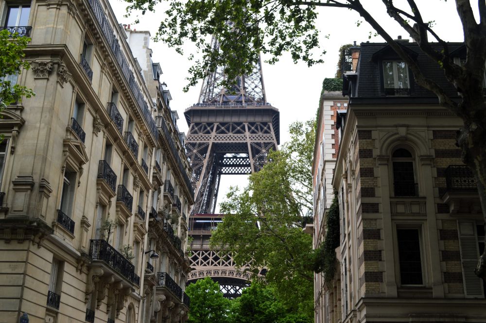 la tour Eiffel entre deux immeubles