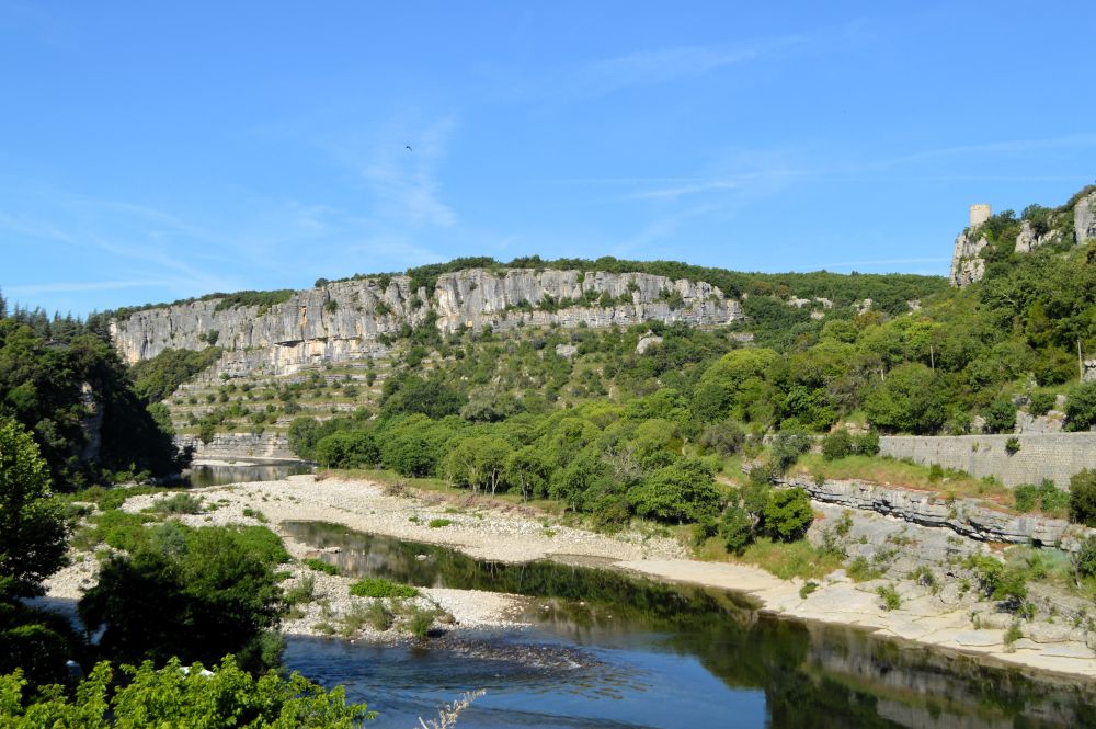 des falaises arborées bordent une rivière