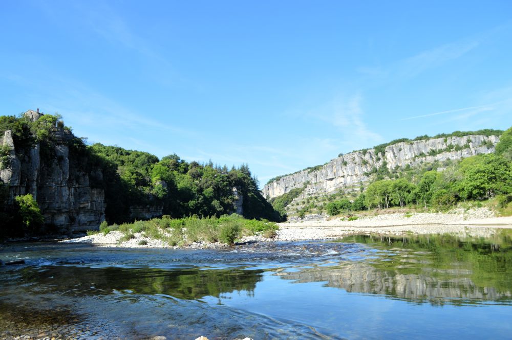 des falaises arborées bordent une rivière
