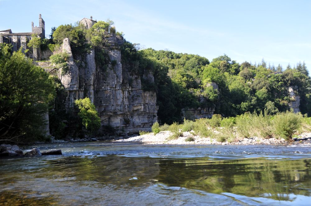 des falaises arborées bordent une rivière
