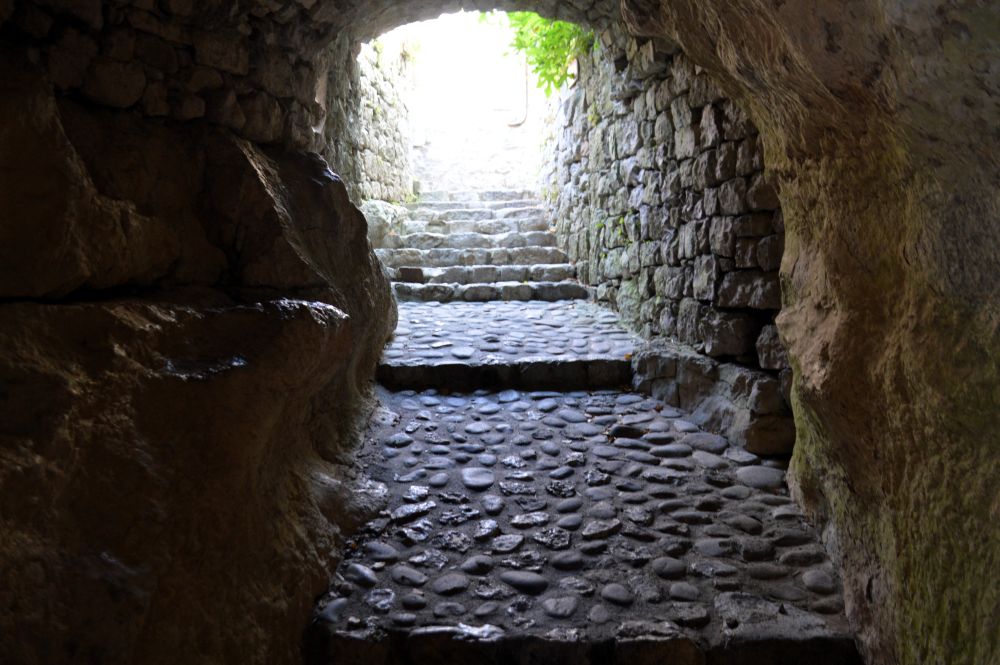une calade souterraine relie deux ruelles du village de Balazuc