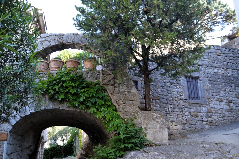 un passage couvert public sous une maison