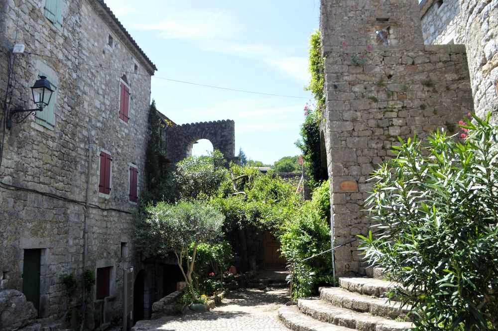 une place du village, entourée de végétation