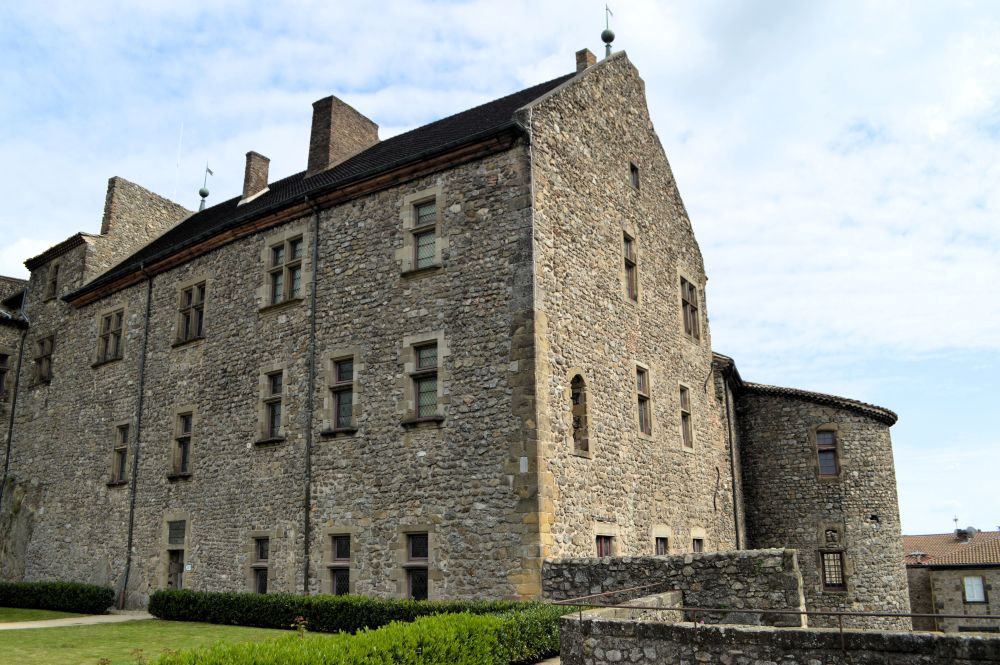le logis en pierres d'un château