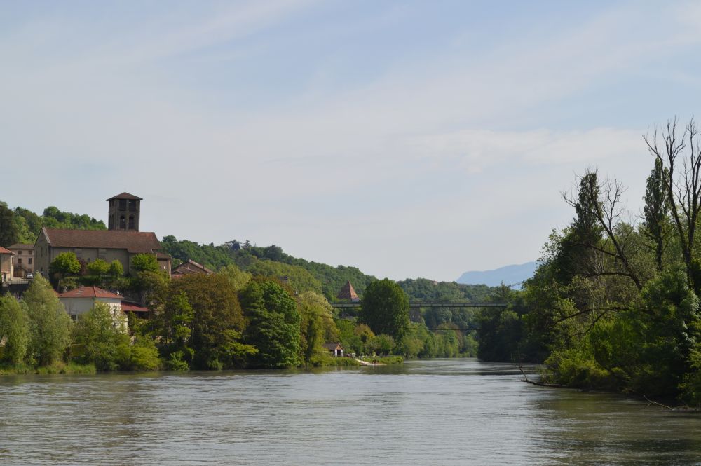 le village de La Sône depuis la rivière Isère