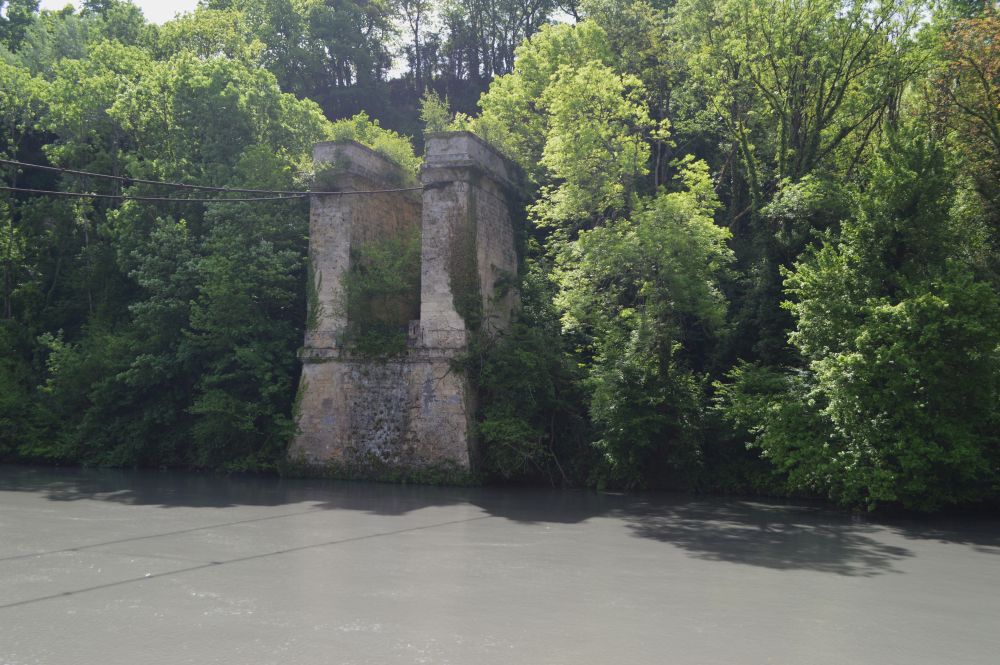 une pile de l'ancien pont suspendu de La Sône